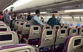 Từ chối ngồi ghế dính chất nôn, 2 nữ hành khách bị hộ tống khỏi máy bay